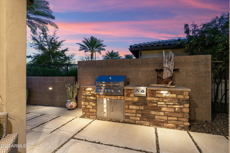 BUILT-IN BBQ & TWO BURNERS