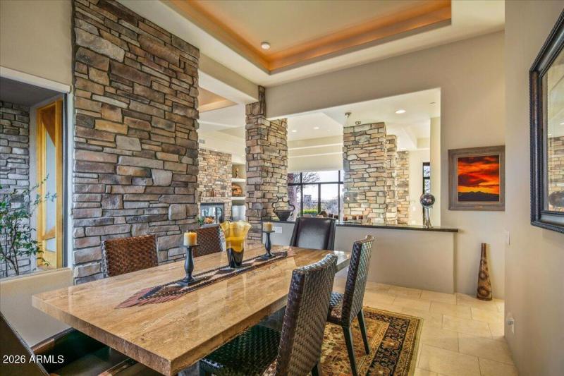 19-Elegant Dining Space