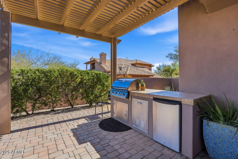 Built in BBQ & Fridge