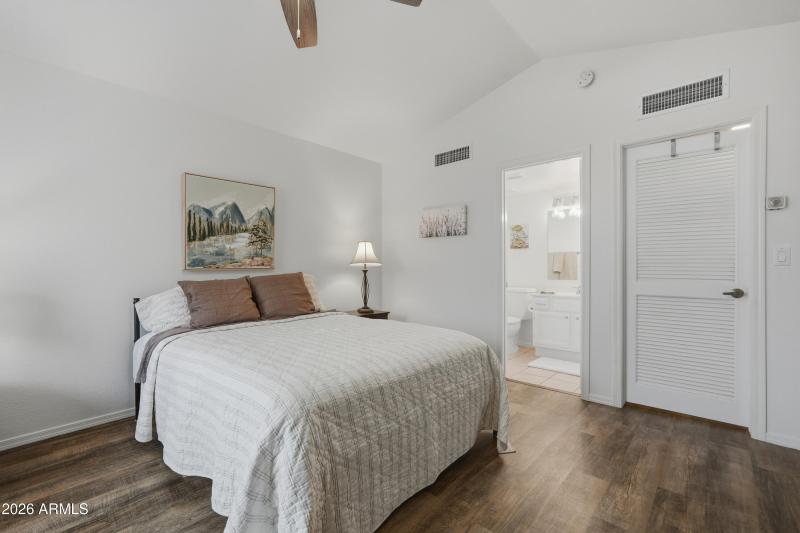 14Separate Casita_Full Bath_Walkin Close