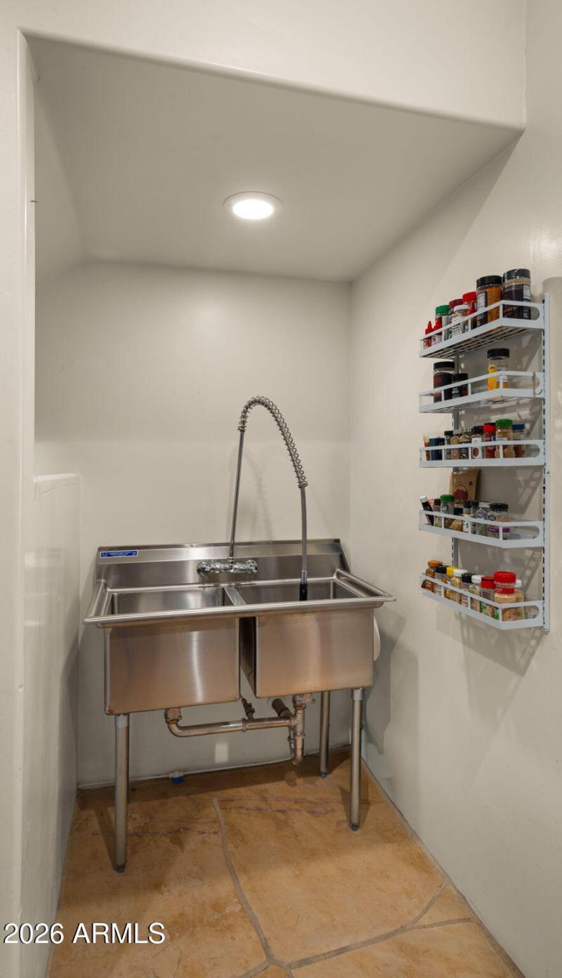 23-web-or-mls-Pantry1