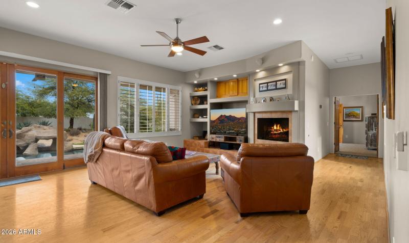 27-web-or-mls-Living Space2