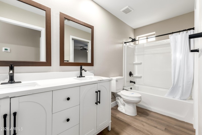 BROADWAY EN SUITE BATH