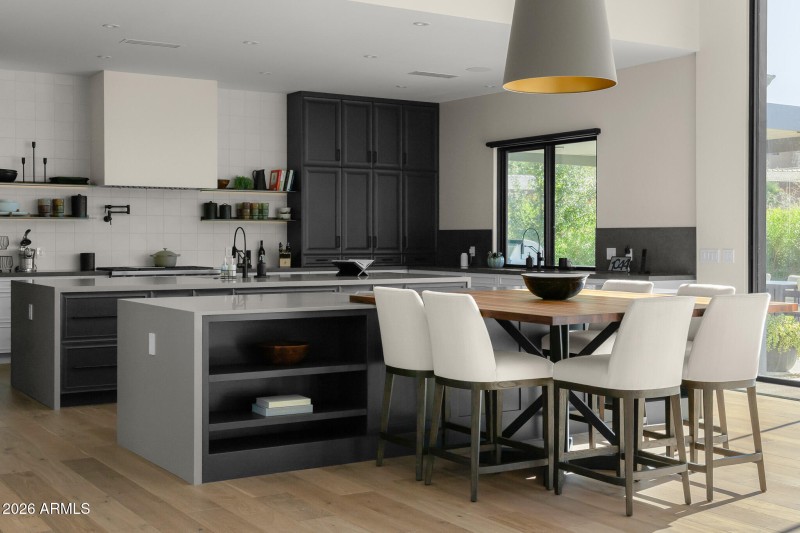 15kitchen and breakfast bar