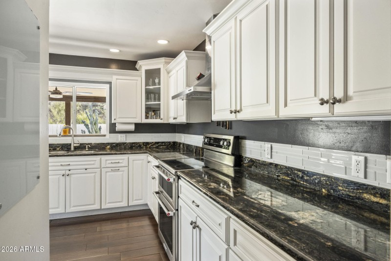 Entry to kitchen off the living room.