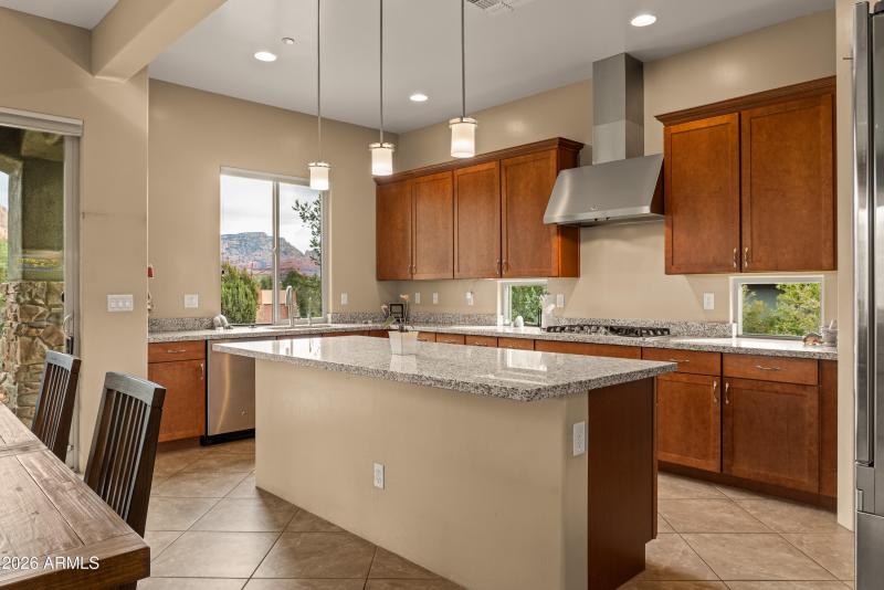 Kitchen w island