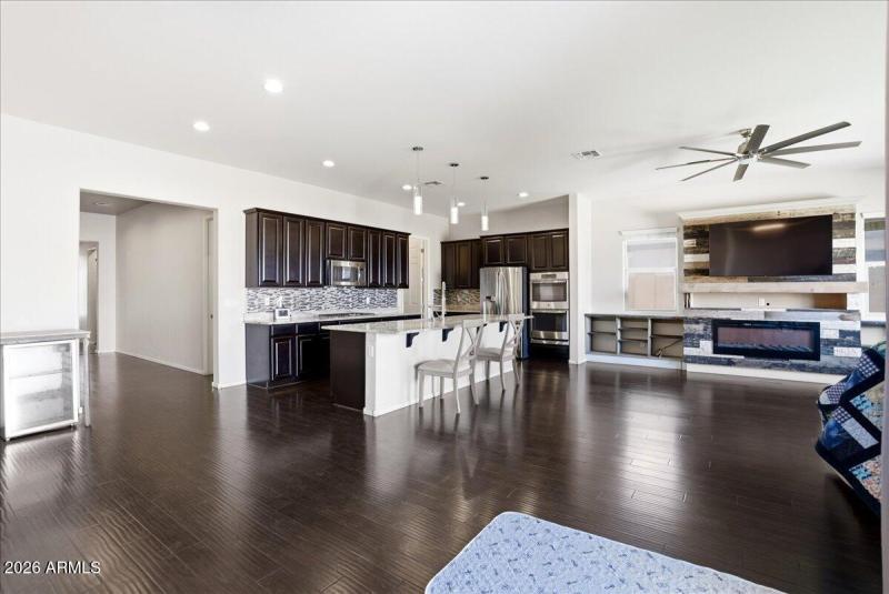 10-15878 W Fillmore St_RedHogMedia