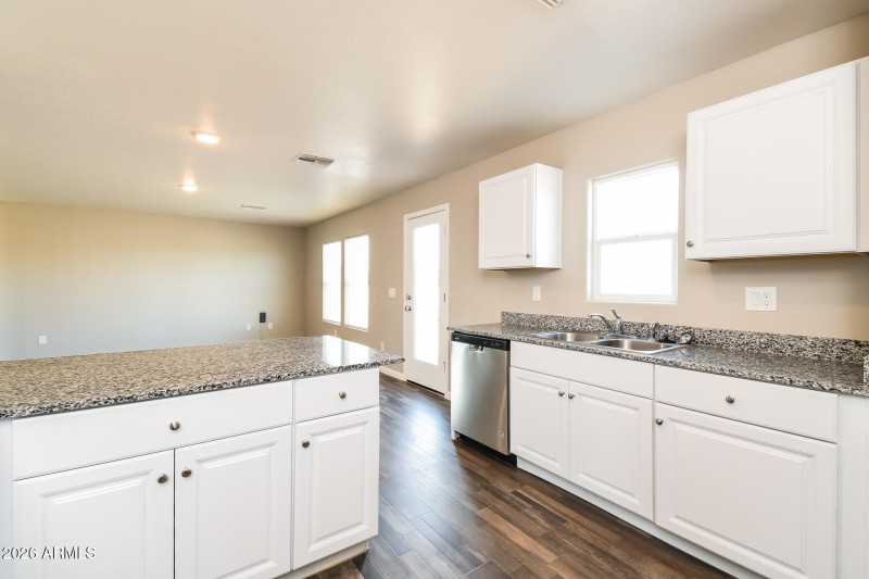 8-photo-Kitchen-a0fda9c0-23cd-467e-b648-