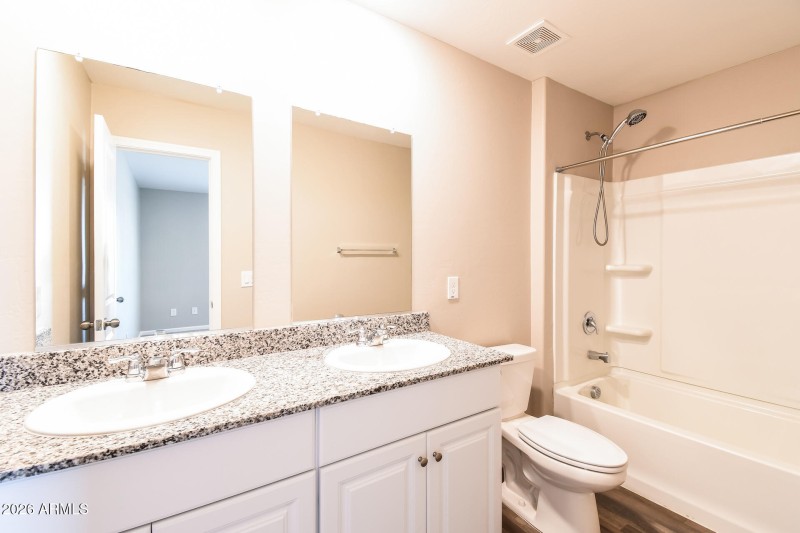 11-photo-Main-Bathroom-365895a5-1123-4f8