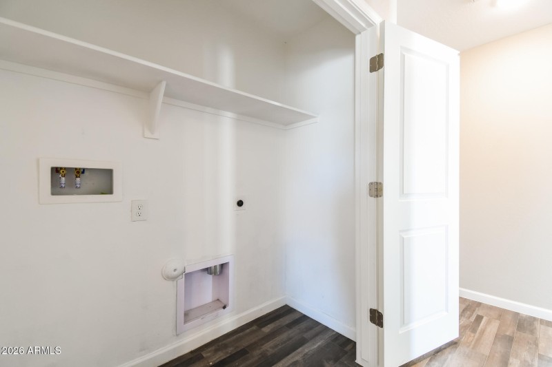 17-photo-Laundry-Room-b178e038-f52d-456e