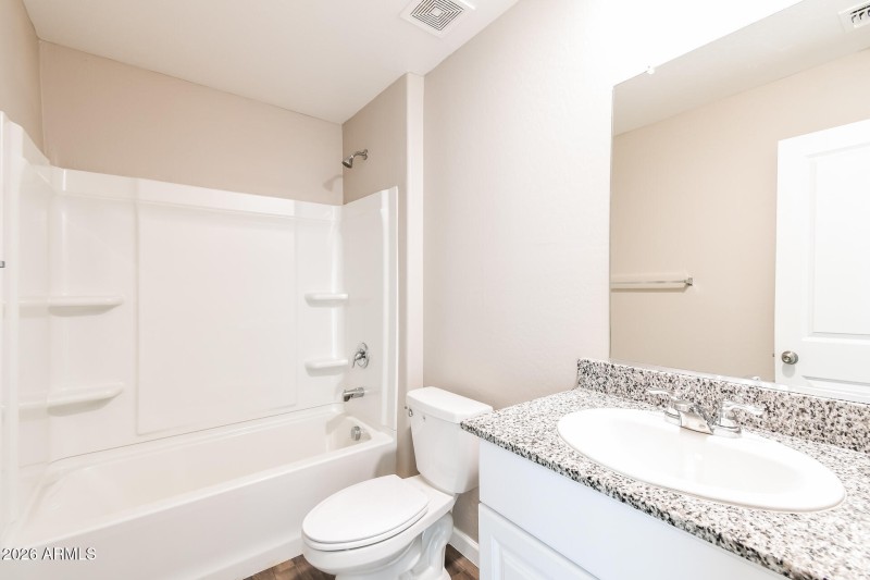 18-photo-Bathroom-5a0cb0f6-141f-4a85-817
