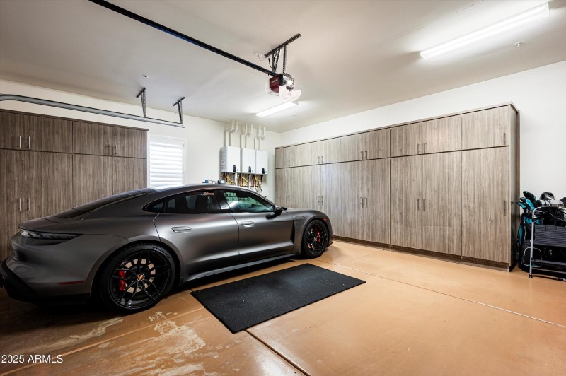 Large Garage w/Storage