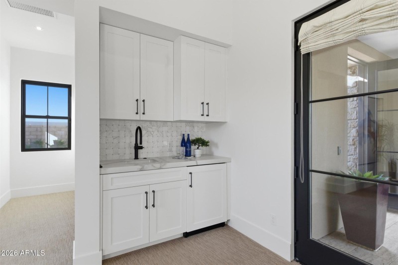 Kitchenette: Sink, Fridge, Microwave