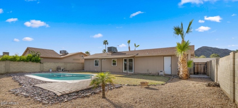 29-web-or-mls-Backyard1