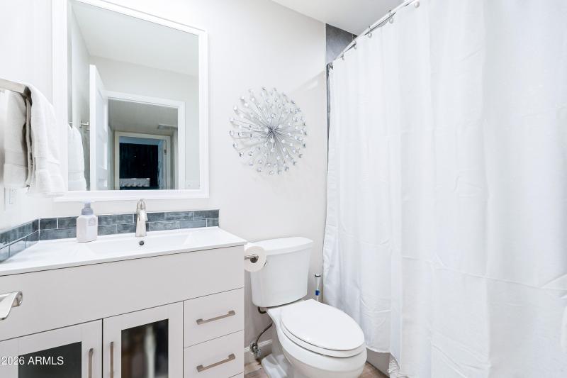 19_Upstairs Full Bathroom