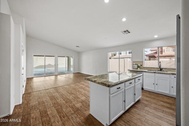 1040 E Amberwood Dr-9