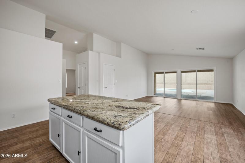 1040 E Amberwood Dr-15