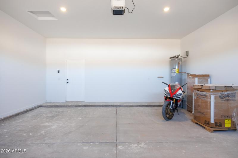 10153 W Wenden - Garage View