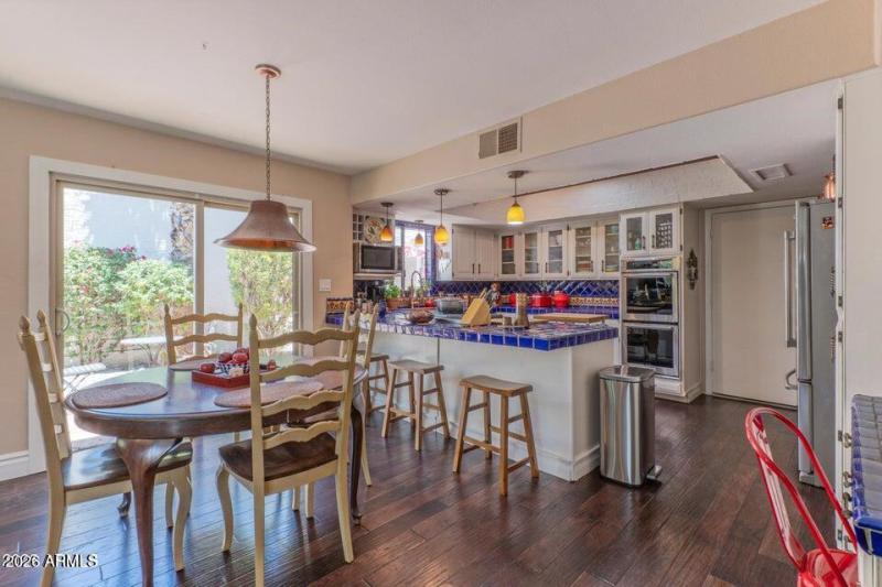 Eat in kitchen side patio&breakfast bar