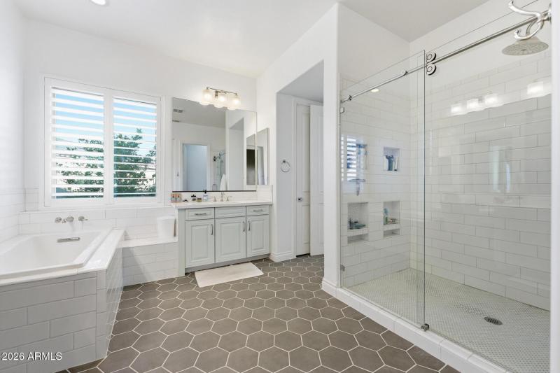 039-primary-bathroom