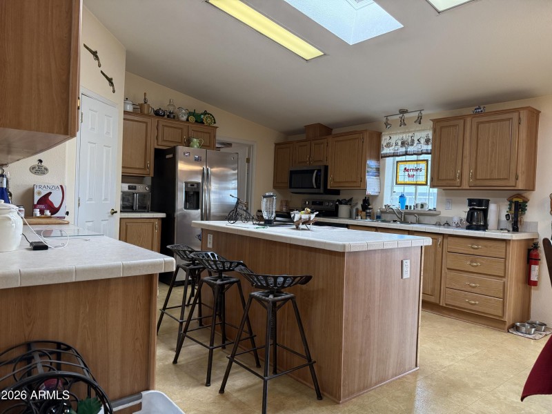 Kitchen with Island prep area (1)
