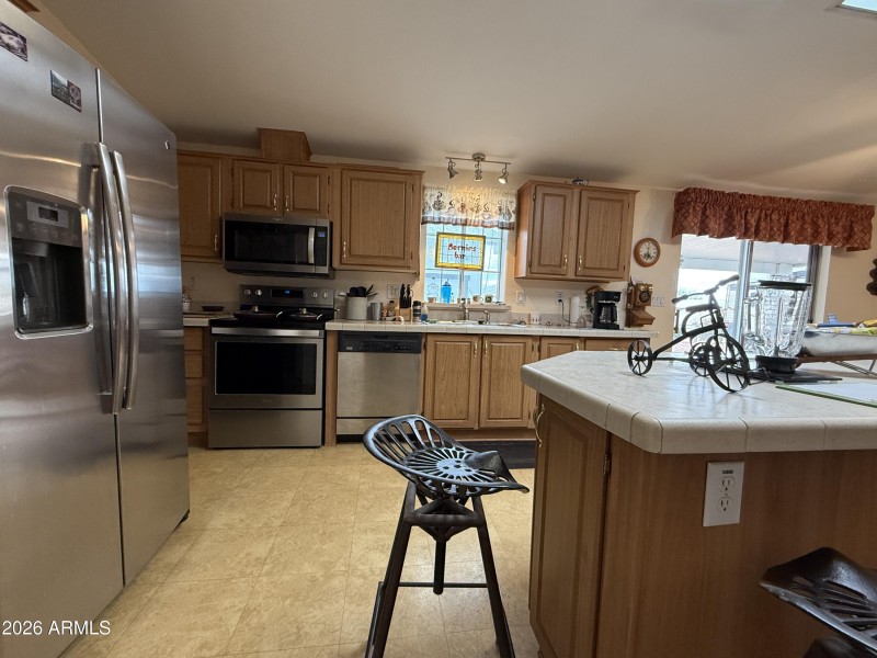 Kitchen with Island prep area (3)