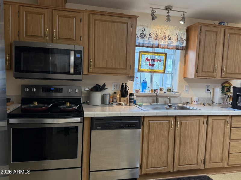 Kitchen with Island prep area (4)