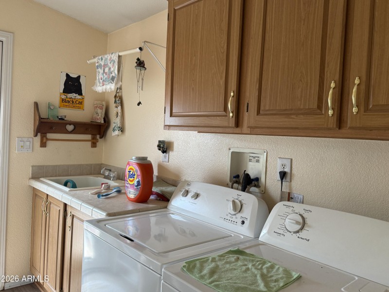 Laundry with washer dryer (1)