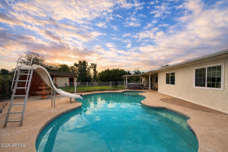 0EF1A9DB-0F14-4709-9783-B72B05412E8B