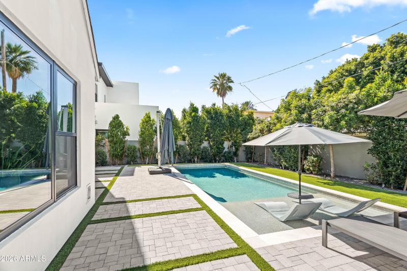 Baha pool shelf with loungers