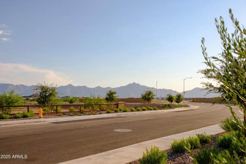 BEAUTIFUL COMMUNITY MOUNTAIN VIEWS