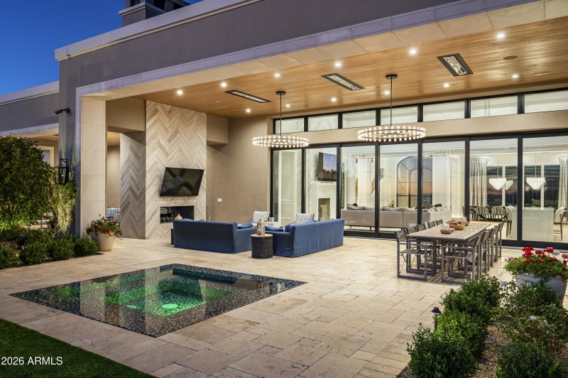 Covered Patio w/ Heaters