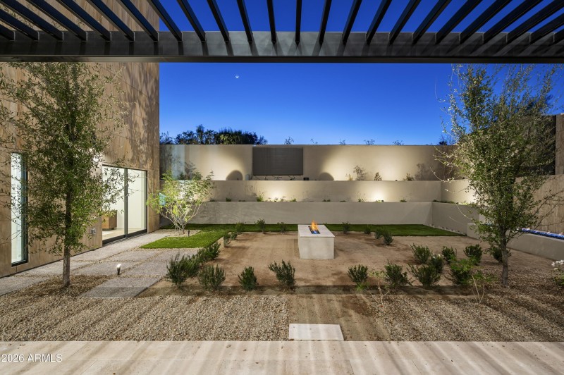 047_Basement WalkOut Courtyard