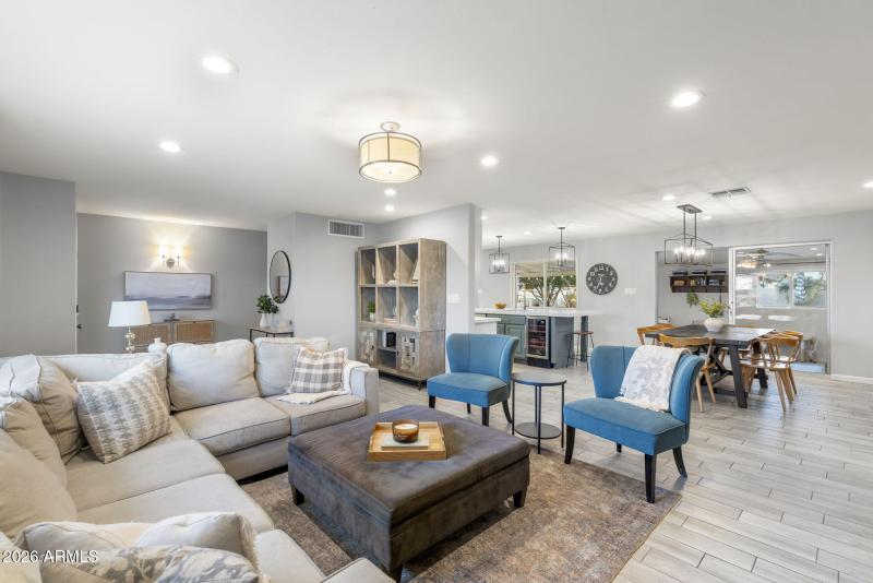 Living Room x Kitchen