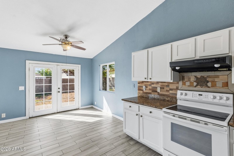 Kitchen / Eat-in Kitchen