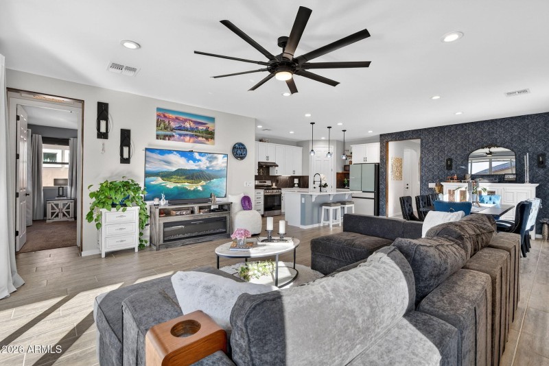 6-web-or-mls-25W Blue sky Dr