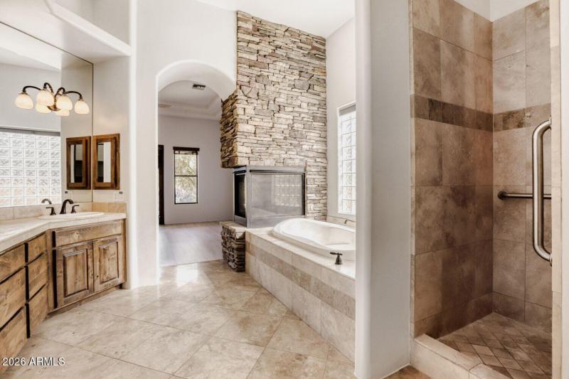 Jacuzzi Tub & Walk In Shower