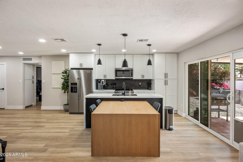 Kitchen & Breakfast Bar