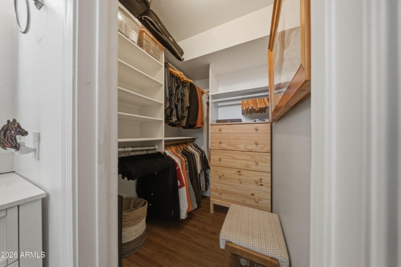 WALK-IN CLOSET