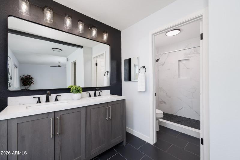 E Northshore Dr (1506)-38