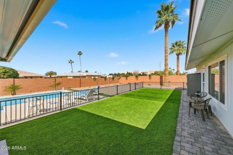 1/4 acre private lot