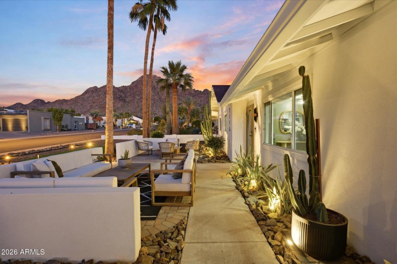 Front courtyard sunset 3