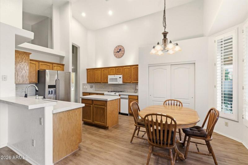 Kitchen & Dining Area w Center Island