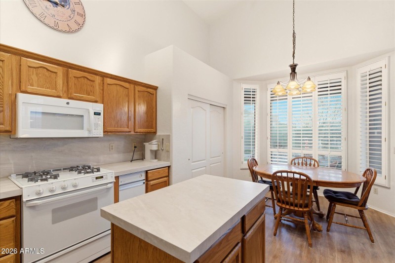 Breakfast Nook w Bay Window