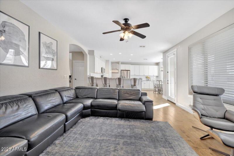 31-4111E_Molly_Ln_30