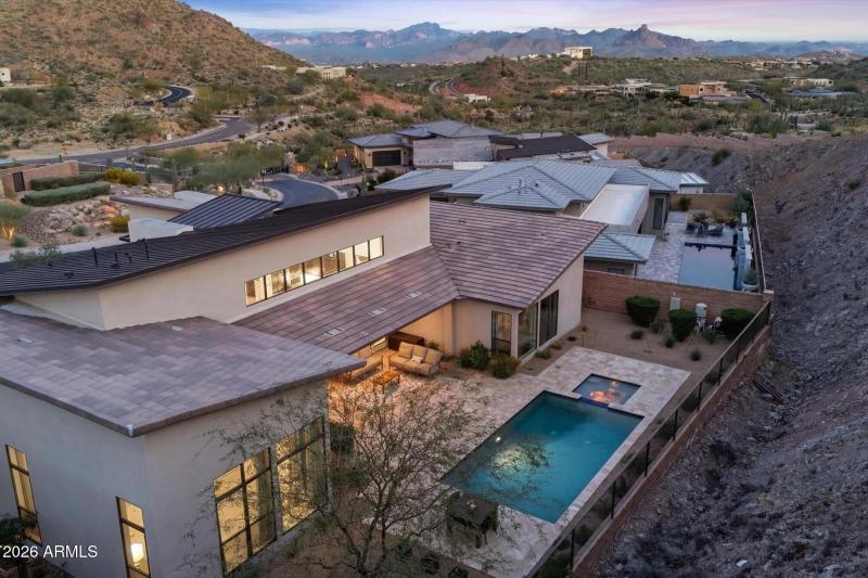 Hillside Setting w Mountain Views