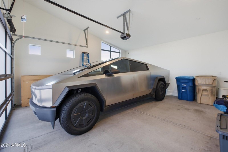 Oversized Garage w Extra Height