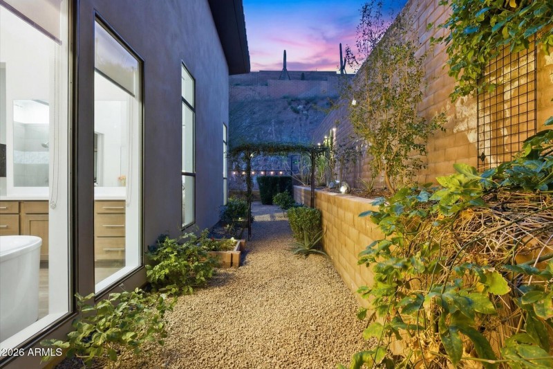 Private Side Garden Courtyard