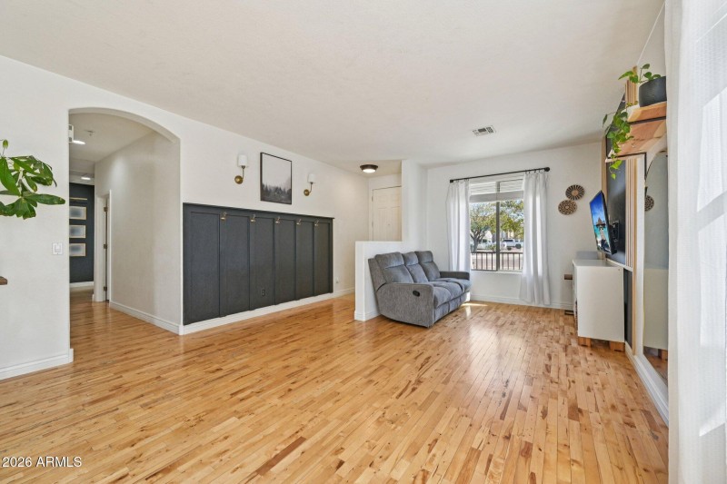 6-web-or-mls-N Vine Ave-S2102-006