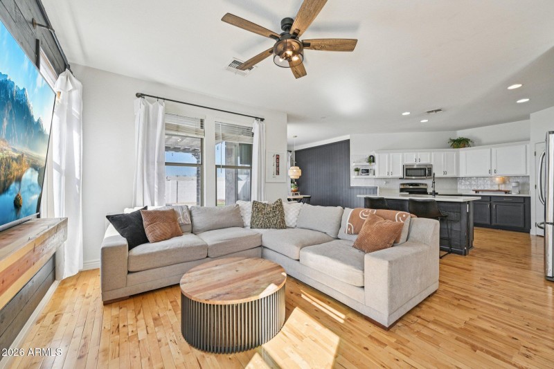 9-web-or-mls-N Vine Ave-S2102-009